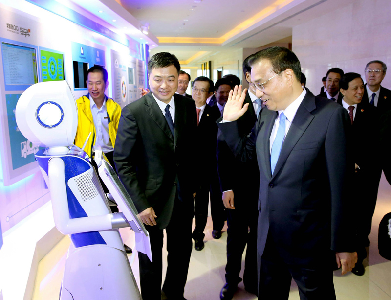 5月25日,李克强参观贵州大数据成果展。