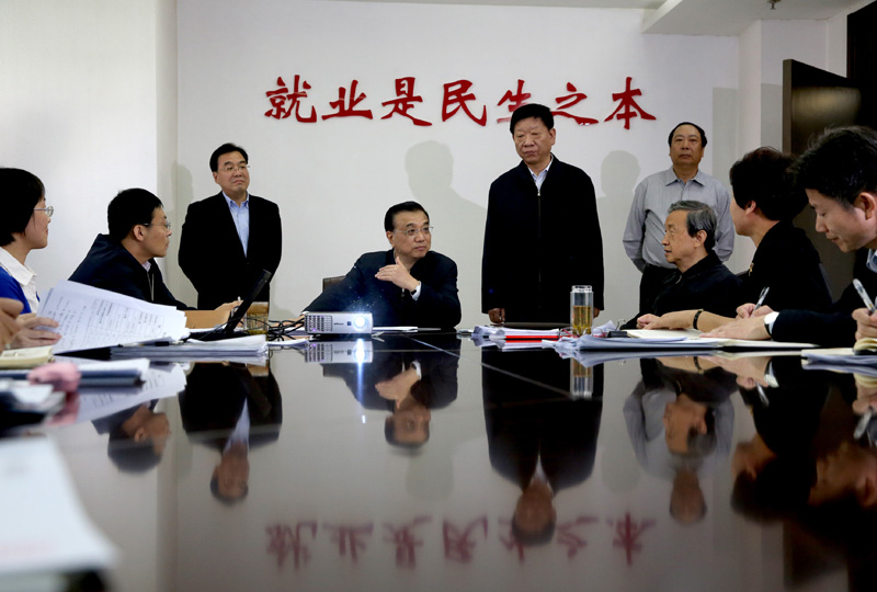 (资料图)李克强2016年5月6日考察人力资源社会保障部,与正在会商农民工就业形势的工作人员展开讨论。有关负责人介绍一季度农民工就业形势总体平稳但仍存在隐忧。总理为他们“支招”:加大服务业吸纳农民工就业能力;加快农民工就近就地创业就业。促进他们就业的产业转型和空间转型。