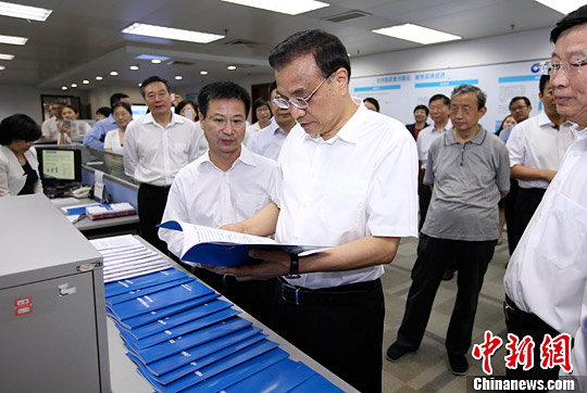 6月20日,中共中央政治局常委、国务院总理李克强先后到中国建设银行、中国人民银行考察并主持召开座谈会。图为李克强在中国建设银行考察。中新社记者 刘震 摄