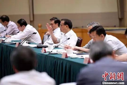 6月20日,中共中央政治局常委、国务院总理李克强先后到中国建设银行、中国人民银行考察并主持召开座谈会。图为李克强在中国人民银行主持召开金融系统座谈会。中新社记者 刘震 摄