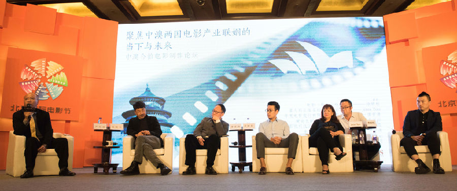 (左起)尹红波、徐顺利、傅若清、苏晓晨、Jenni Tosi及翻译、李岩松.jpg