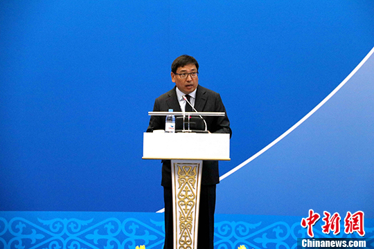 图为哈萨克斯坦副总理叶尔波拉特·多萨耶夫在开幕式上致辞。 <a target='_blank' href='http://www.chinanews.com/'>中新社</a>记者 文龙杰 摄