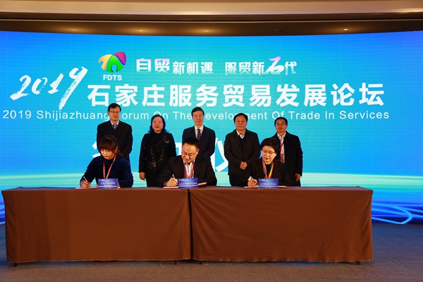 三地签约 握手_副本.jpg