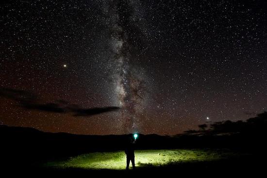西藏阿里境内拍摄的银河（2018年9月12日摄）。（新华社记者普布扎西摄）