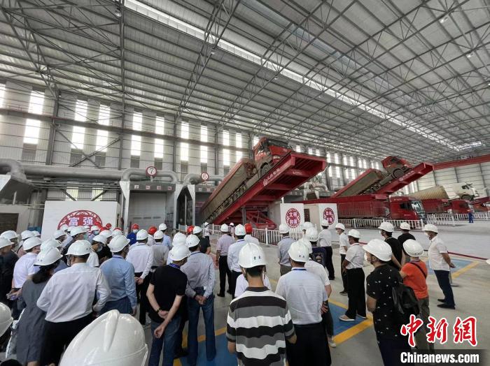 图为云南神火铝业有限公司的智慧工厂内部。 缪超 摄 图为云南神火铝业有限公司的智慧工厂内部。 缪超 摄